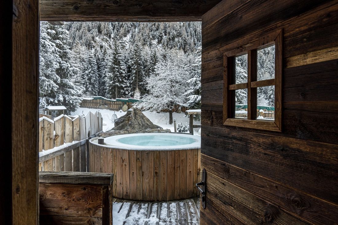 La Tana dellOrso inverno tinozza idromassaggio vista dalla sauna